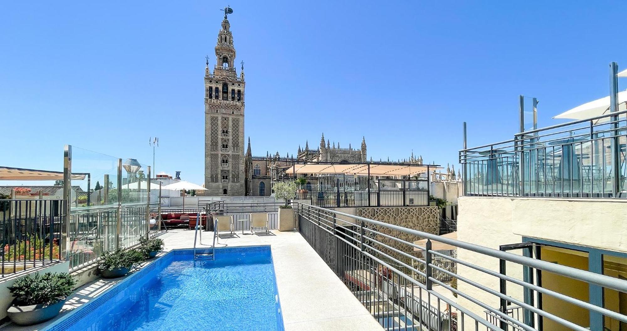 Eme Catedral Mercer Hotel Sevilla Dış mekan fotoğraf Rooftop pool at Hotel Granada Center
