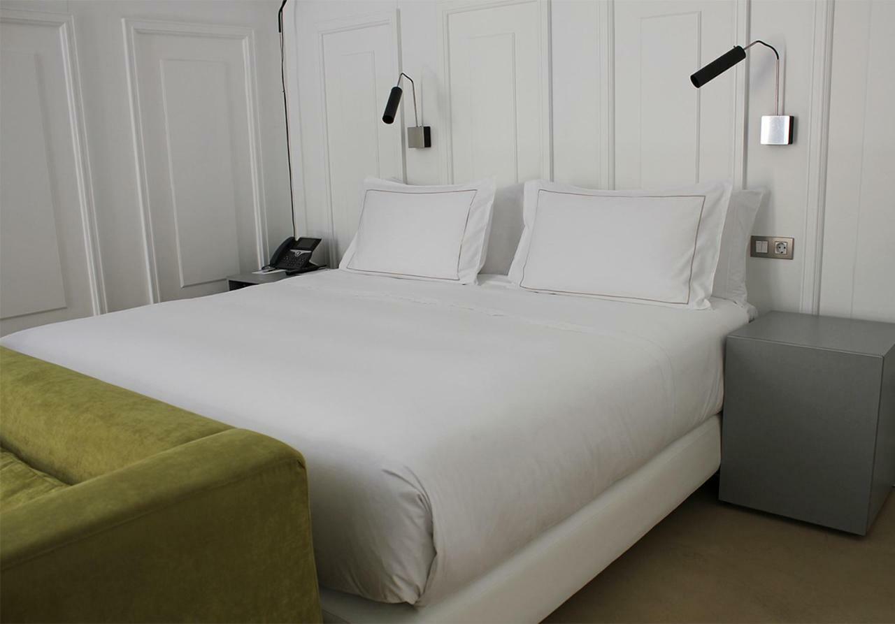 Eme Catedral Mercer Hotel Sevilla Dış mekan fotoğraf A bed with a duvet