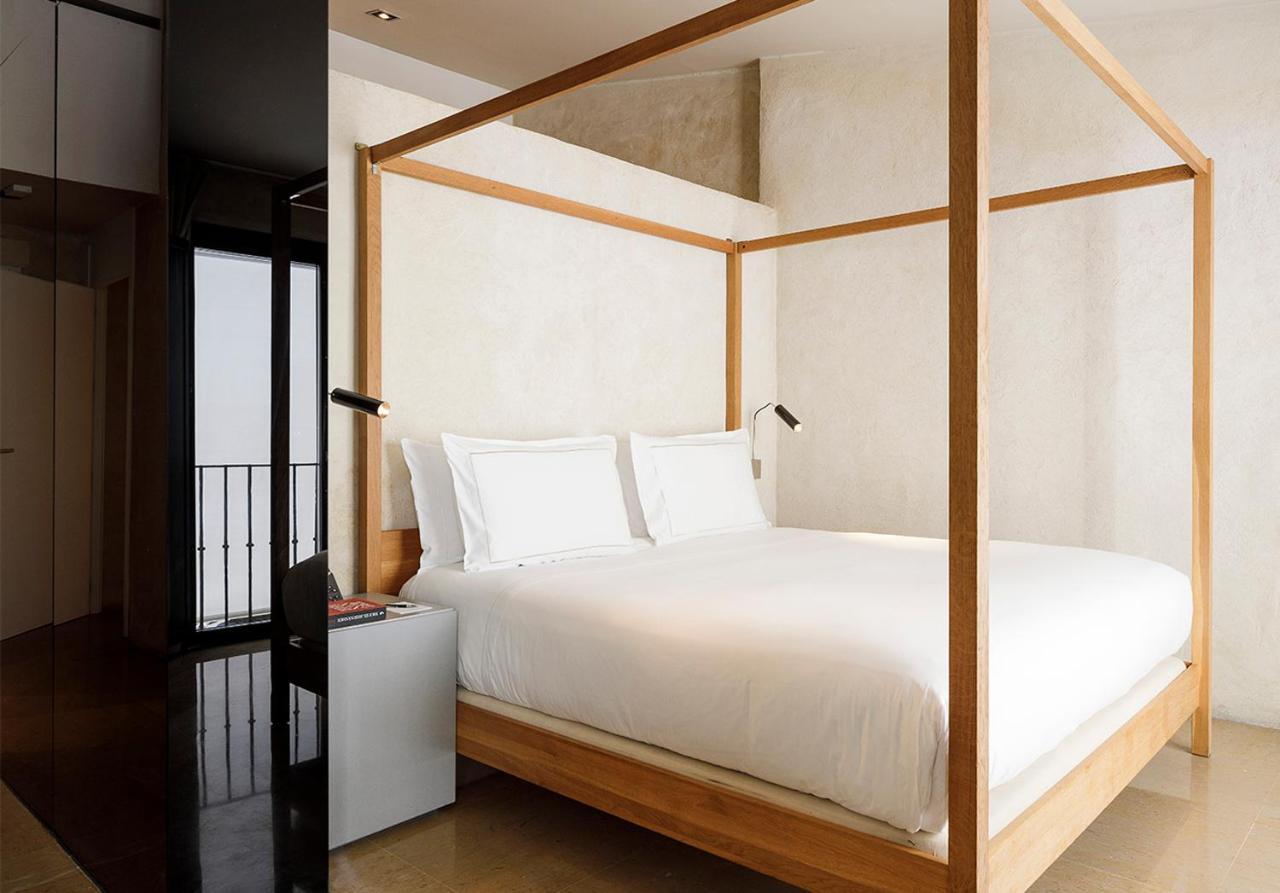 Eme Catedral Mercer Hotel Sevilla Dış mekan fotoğraf A four-poster bed