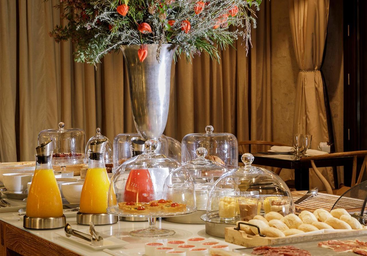 Eme Catedral Mercer Hotel Sevilla Dış mekan fotoğraf A breakfast buffet